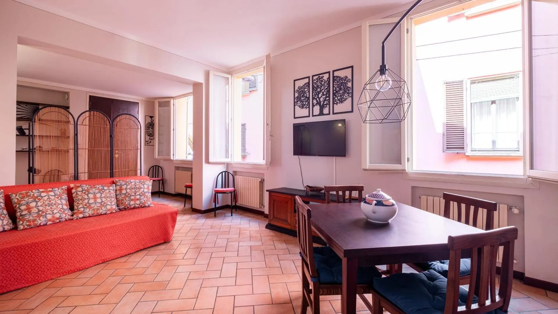 Homeby, Petroni Central House Bolonha