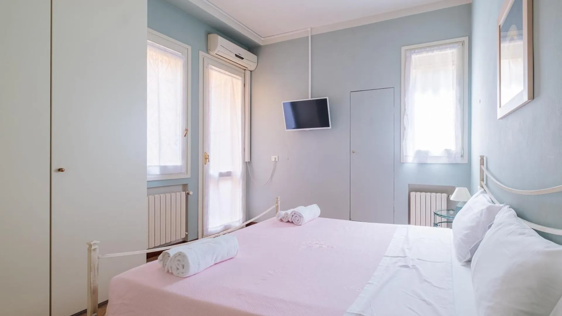 Homeby, Petroni Central House Bologna 0*,  Italien